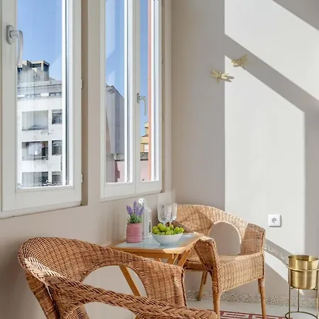 Apartament Classic Meets Modern - Downtown Balcony Retreat