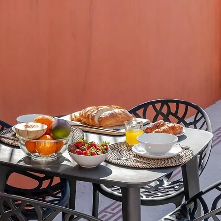 Classic Meets Modern - Downtown Balcony Retreat Apartament