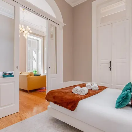 Classic Meets Modern - Downtown Balcony Retreat Apartament *